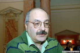 Academia Română îl premiază pe scriitorul Alex Mihai Stoenescu. CNSAS l-a  declarat colaborator al Securității. Instanță: „Activitatea informativă a  fost una prolifică”