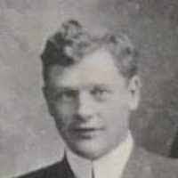 Lester Lockhart's Instagram, Twitter & Facebook