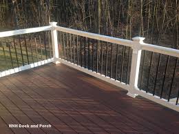 Black Aluminum Deck Railing Baluster Wolfbuilding Pvc Deck White Pvc Railing With Black Square Aluminum Balusters Deck Railings Patio Railing Building A Deck