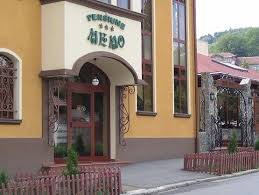 In prezent, inscriptiile funerare pe monumentele. Hotel Pensiunea Memo Brasov