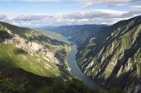 Srebrenica sei eine „verlassene und leere stadt, sagt achselzuckend avdo purković, eigentümer der pansion misirlije. 070 Srebrenica Stadt Der Hoffnung Naturfreunde Internationale