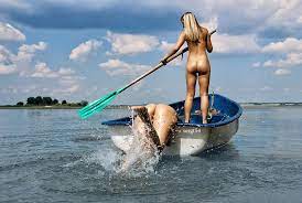 HOT Chicks on Stand Up Paddle Boards!