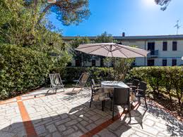 26 appartamenti realizzati su un'area di 20.000 mq e situati in una zona facilmenteraggiungibile a soli 1500 metri dall'ampia spiaggia di sabbia di marina di campo e dal centro del paese collegato con una pista ciclabile. Quadrilocali Isola D Elba Marina Di Campo Affitto Appartamenti Vacanze