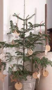Pin By Ciekawostki I Zapiski On Ozdoby Choinkowe Natural Christmas Decor Simple Christmas Small Christmas Trees