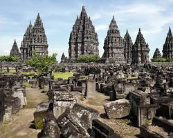 Gambar Gudeg Yu Djum, Seporsinya Menjulang Setinggi Candi Prambanan