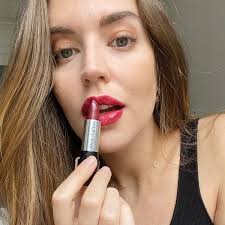 Mary Kay в X: „Our Gel Semi-Matte Lipstick is long-wearing without being  drying, thanks to the moisturizing effects of sunflower and jojoba oil.  🌻💄 Clara is wearing the fan-favorite Red Smolder. https://t.co/VpGGEkjY02  #