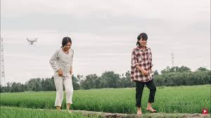 Jack's most prominent music products include hong nhan, bac phan and sóng gió which is a blend of pop, electronic music, and vietnamese folk music. Song Gio Ä'a Hot Thi Ä'áº¿n Cáº£ Clip Háº­u TrÆ°á»ng CÅ©ng Hot Vá»«a Tung Ä'a Ä'áº¡t Gáº§n 500 000 LÆ°á»£t Xem