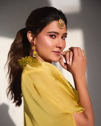 This season is all about yellow! 💛💛💛 Styled by @theitembomb HMU  @cashmakeupartistry @deepahairartistry Wearing @asaga.in via @amigos.rizwan  Jewelry @aquamarine_jewellery Bag @douxamourindia