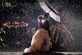 Si no hace demasiado frío y vuestra boda es más bien informal, ¿qué te parece apostar por un vestido de novia corto que no arrastre el agua? Alguien Dijo Lluvia En Mi Boda Molina Real Celebraciones