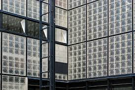 Modernist Facade Of The House Of Glass Maison De Verre By Pierre Chareau Facciata Architettura Grattacieli
