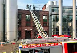 Zusatzalarmierungen über eine feuerwehr app sind mittlerweile bei vielen feuerwehren standard. Solingen Feuerwehr Loscht Brand Im Haribo Werk