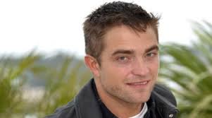 Robert Pattinson flirts with multiple girls?