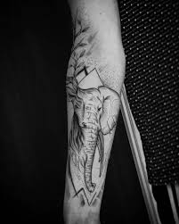 Tatouage Fin Personnalise Pour Homme A Lyon Salon De Tatouage Specialise Dans Le Tatouage Fin A Lyon Juste De L Encre