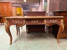 Très grand bureau dit bureau de ministre en chêne massif. Grand Bureau De Ministre De Style Louis Xv La Brocante En Ligne
