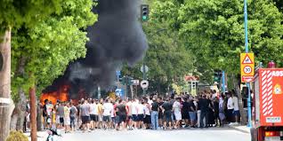 Επεισόδια ξέσπασαν στις 3 το μεσημέρι της κυριακής στην πλατεία της νέας σμύρνης, όταν άνδρες της ομάδας δι.ασ. Epeisodia Sth Nea Smyrnh Larisas Fwties Ston Oikismo Roma Binteo Ellada Iefimerida Gr