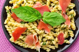 Insalata di rucola e pesche. Pasta Fresca Con Pesto Di Rucola E Prosciutto Crudo Fresca E Invitante