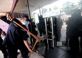 Sebuah premis dipercayai dijadikan pusat judi dalam talian yang berselindung di sebalik perniagaan pusat snuker, adalah di antara premis disita dalam operasi bersepadu majlis bandaraya shah alam (mbsa) sekitar bandar baru sungai buloh di sini, hari ini. Mbsa Sapu Bersih Bandar Baru Sungai Buloh Hari Ini