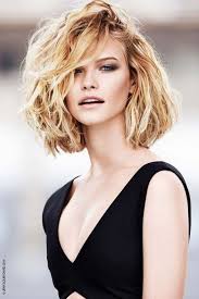 Coupe Pour Visage Rond Et Cheveux Boucles Modele Coupe De Cheveux Cheveux Coiffure Coiffure Cheveux Boucles