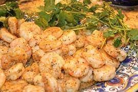 Comesi prepara sbucciate le cipolle e affettatele al velo. Gamberi Saltati Con Vino Bianco