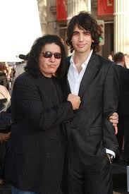 2,700 square feet, 3 bedrooms, 2.5 bathrooms. Alyssa Reynolds Alyssatayloor Twitter