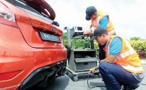 Seorang pemuda yang merupakan pemilik lamborghini di china menjadi terkenal sekelip mata selepas melakukan cubaan ekstrem iaitu memanggang daging babi pada ekzos kenderaan mewahnya itu. Skru Dan Spanar Ekzos Keluar Asap Putih Harian Metro