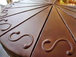 Questa glassa al cioccolato è fantastica per la copertura di torte tipo sacher o glassare bignè, biscotti, semifreddi, dolcetti. Come Fare La Glassa Al Cioccolato