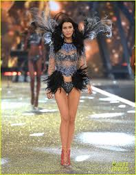 The model bella hadid made her debut as an angel of victoria's secret on wednesday, in the parade that took place in paris, france. Video Bella Hadid Reunites With The Weeknd On Vs Fashion Show Runway Photo 1055856 2016 Victoria S Secret Fashion Show Bella Hadid The Weeknd Pictures Just Jared Jr
