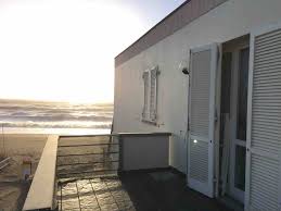 Pressi quercianella, 3 km dal mare, con ampia vista mare, immersa nel verde, vendesi caratteristico casa le di 180 mq, da rifinire. Conviene Comprare O Affittare La Casa Al Mare Intermedia