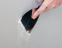 كيفية تعليق خزانة المطبخ على الحائط