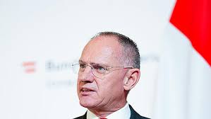 Letzte Generation" blockiert falschen Politiker-Konvoi in NÖ