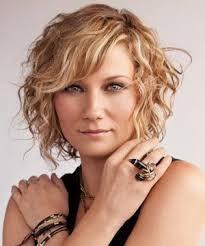 Nettles To Host Cma Country Christmas Short Hair Styles Celebrity Short Hair Short Curly Haircuts