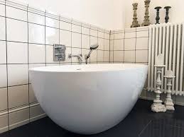Freistehende Badewanne Piemont Medio Aus Mineralguss Weiss Glanzend Freistehende Badewanne Badewanne Badezimmer