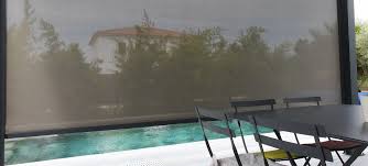 Pergola adossee store enroulable etanche leroy merlin et toile pour pergola sur mesure Store Zip Motorise A Descente Verticale Toile Microperforee Sous Une Pergola Bioclimatique Coprobat