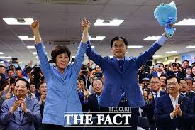 Jun 14, 2021 · 빈소 앞에는 이재명 경기도지사, 정세균 전 국무총리, 최문순 강원도지사, 김두관 의원등 민주당 대권주자들과 우상호 의원, 박영선 전 중소벤처기업부 장관 등이 보낸 근조기 20여개가 빼곡히 자리잡았다. Tfí¬í†  ë‹¹ì„  í™•ì • ê¹€ê²½ìˆ˜ ë¶€ì¸ê³¼ í•¨ê»˜ ë' ì† ë²ˆì© ë§¤ì¼ê²½ì œ
