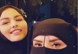 وخلال الآونة الأخيرة، أطلق ظهور الفنانة هنادي مهنا بنحافة ملحوظة تساؤلات كثيرة حول سر فقدانها الوزن بعد زواجها وأرجح البعض أن تكون. Ø¹Ø¨ÙŠØ± ØµØ¨Ø±ÙŠ Ø¨Ø§Ù„Ù†Ù‚Ø§Ø¨ ÙˆÙ‡Ù†Ø§Ø¯ÙŠ Ù…Ù‡Ù†Ø§ Ø¨Ø§Ù„Ø­Ø¬Ø§Ø¨ ÙÙŠ Ù„ÙŠÙ„Ø© Ø§Ù„Ø¹ÙŠØ¯ ÙÙŠØ¯ÙŠÙˆ Ø®Ø¨Ø± ÙÙŠ Ø§Ù„ÙÙ†