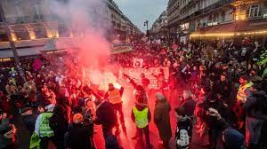 Il y a moins de manifestants que le 5 décembre dans les petites villes comme vannes. Greve Du 17 Decembre Les Commerces Sur Le Trace De La Manifestation A Paris Vont Devoir Encore Fermer