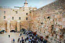 Donde día con día miles de personas llevan un pequeño papel con su si usted tiene planeado visitar el muro de los lamentos, deberá acceder primero a la plaza que se encuentra frente al muro, para ello deberá. Arrestan A Una Mujer Desnuda En El Muro De Los Lamentos De Jerusalen
