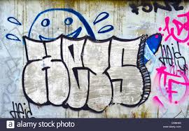 Für teenager sind akzentwände in holzoptik oder mit großen exotischen pflanzen passend. Graffiti Spruher Grafitti Weiss Schwarz Kunstlerische Tapete Strasse Ziegel Bunte Teenager Ausdruck Rot Tag Stockfotografie Alamy
