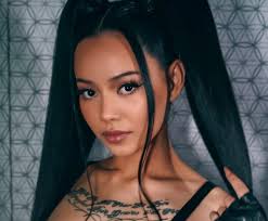 Supposed to be doing homework but I'm stuck looking at the Charlie Sheen  story 🫣😮🤦🏾‍♀️