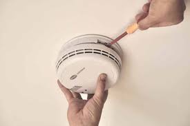 The photoelectric smoke detector uses a beam of light that goes you may be thinking…why do i care…i just want a smoke detector that detects smoke. How Often Should Smoke Alarm Batteries Be Changed Smoke Alarmed