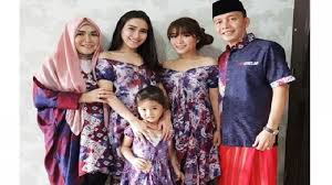 Trend baju seragam lebaran juga menyebar hingga kalangan keluarga artis. Gara Gara Baju Seragam Lebaran 3 Artis Top Ini Dihujat Netizen Keluarga Beruang Kutub Lagi Lebaran Tribun Pontianak