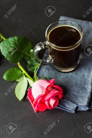 Immagini Stock - Tazza Di Caffè E Rosa Rossa Sullo Sfondo Rustico. Image  78547011