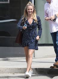 57 kg (126 pounds) margot robbie measurements: Margot Robbie Figure Net Worth Husband Diet Movie Age Wikifamous