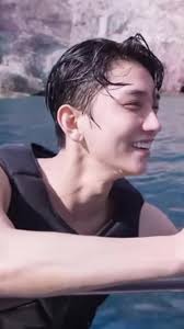 padahal cuma pake pelampung renang shua cakep banget😍🥰😘💙💖🦌🙀#joshua  #joshuasvt #joshuahong #joshuaseventeen #nanatour #beach #fyp #viral  #cowohandsome #handsome #carat #svt #seventeen