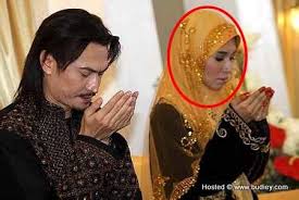 Yang ku kesalkan dan tak ku lupakan. Siapa Sangka Siapa Menduga Lirik 1 Bertahun Sudah Berdua Bersama Menemhpuh Segala Dugaan Walaupun Hidup Ada Kekurangan Bukan Kehendakku Tabah Kuhadapi Dengan Mu Itulah Yang Kupertahankan Aistardig