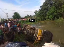 20 School Children Injured In Bus Accident Kids School School Bus School
