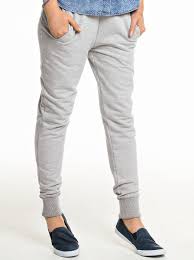 Calça Ribana Com Listra Na Lateral Calca Feminina Elaborada Em Moleto Contempla Modelagem Jogger Na Qual Confere Ajuste Na Parte De Baixo Conta Ainda Co Moletom Feminino Calca De Moletom Moda