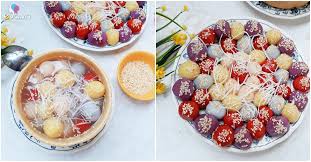 Ngoài bán bánh làm sẵn, nhiều hàng quán còn kinh doanh thêm bột bánh và đường phèn, phục vụ những người có nhu cầu tự làm tại nhà. Cach Lam Banh Troi Banh Chay NgÅ© Sáº¯c Vá»«a Ngon Láº¡i Ä'áº¹p Máº¯t Cho Táº¿t Han Thá»±c Them Y NghÄ©a