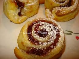 Marmellata mescolata a qualche frollino sbriciolato per renderla meno fluida. Rose Di Pasta Sfoglia Con Marmellata Di Ciliegie
