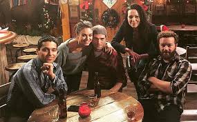 See The That 70s Show Reunion On The Set Of The Ranch That 70s Show Cast That 70s Show The Ranch Tv Show
